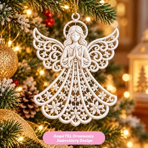 Può includere: Un ornamento a forma di angelo bianco con intricati dettagli in pizzo, dotato di aureola, mani giunte in preghiera e un abito decorato con motivi floreali. L'ornamento presenta un delicato design traforato con ali a spirale e un filo dorato.