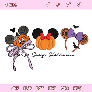 Può includere: Tre disegni a tema Halloween: una zucca con orecchie di topo e un fiocco, una zucca con orecchie di topo e un fiocco rosso, e orecchie di topo con un disegno a ragnatela e un fiocco viola. Il testo "Not so Scary Halloween" è sotto.