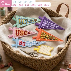 Op de afbeelding: Zes geborduurde wimpelpatches in een mand, met teksten zoals UCLA, NYU, USC, UMICH en BU. De patches zijn beschikbaar in maten van 2, 3, 4 en 5 inch, met bestandsformaten JEF, EXP, DST, PES, VP3 en HUS. Een kleine schaar is inbegrepen.