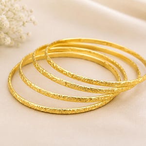 Bracciali rigidi in oro 18 carati: gioielli impilabili