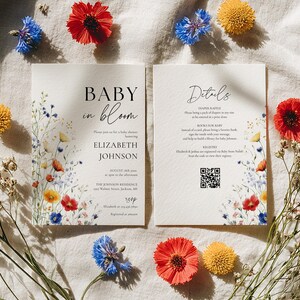 Può includere: Invito per baby shower a due facciate con decorazioni floreali. L'invito recita "Baby in Bloom" e include i dettagli per il baby shower di Elizabeth Johnson. Il design presenta fiori colorati e un codice QR.