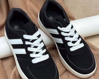 Zapatillas deportivas negras y blancas para mujer, de ante, informales, con cordones, cómodas para caminar, estilo urbano y deportivo.