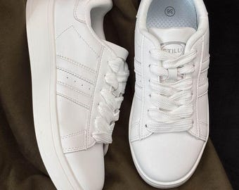 ホワイト レディース スニーカー カジュアル レースアップ トレーナー 快適な普段使いのウォーキングシューズ ミニマリスト ストリートスタイル スニーカー