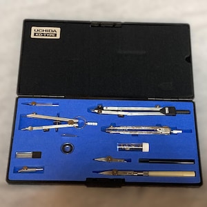 Pode incluir: Uma placa de madeira rústica com o texto "Welcome to our home" em letras brancas. A placa apresenta um acabamento desgastado e um design simples e convidativo, perfeito para uma varanda ou entrada.