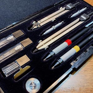 オリジナルのミニケースに入ったビンテージ UCHIDA KD シリーズ SE11 日本製製図セット。