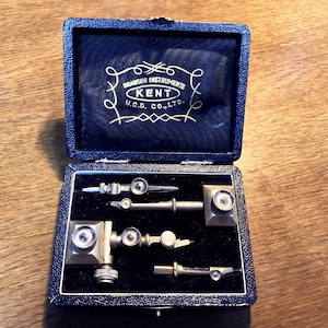 Piezas de instrumentos de dibujo japoneses antiguos en su estuche original de polipiel.