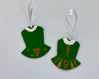 Adorno de arcilla con forma de vestido de baile irlandés