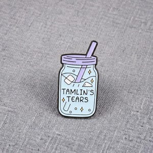 Tamlins Tränen Emaille-Anstecknadel, sarkastische Brosche für Bücherwürmer im Einmachglas, Accessoire für Fantasy-Romantik-Fans