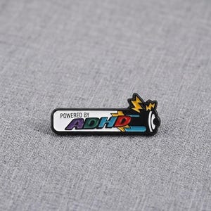 Powered by ADHD emaille pin, neurodiversiteitsbroche, grappige badge geestelijke gezondheid, neurodivergent cadeau