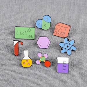 Op de afbeelding: Een rustiek houten bord met de tekst "Welcome to our home" in witte letters. Het bord heeft een verweerde afwerking en een eenvoudig, uitnodigend ontwerp, ideaal voor een veranda of entree.
