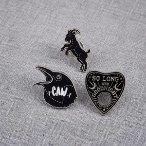 Gotische emaille speldenset, zwarte geit, kraai, planchette broche, occulte heksen reversspeld