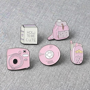 Set de pines esmaltados rosas Kawaii: cámara, disco, teléfono de princesa, libro, mochila (paquete de 5 piezas)