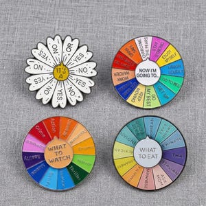 Puede incluir: Un juego de tres tazas de cerámica con un acabado mate moteado. Cada taza presenta un color diferente: azul claro, crema y gris. Las tazas tienen un diseño simple y moderno y un asa cómoda.
