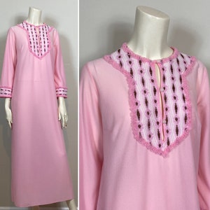 Roze nachthemd uit de jaren 60 en 70| Vintage nachtjapon roze wit en bruin| Nachtjapon verfraaid met hals en manchetten| loungekleding|Klein tot medium
