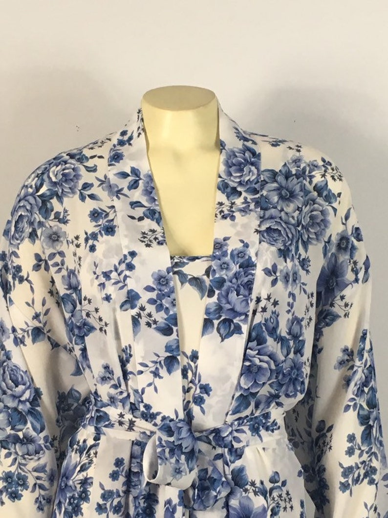 M Gold Crown Victoria/'s Secret Blue and White Floral Negligee Robe S RARE 70s 80s Vintage Victoria/'s Secret Nightgown /& Robe Set