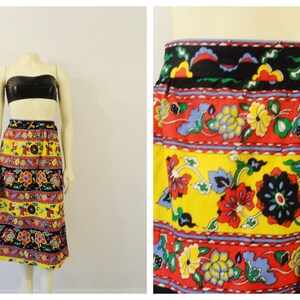 Puede incluir: Una falda midi de estampado floral amarillo, rojo, azul y negro con una cintura el&aacute;stica ancha.