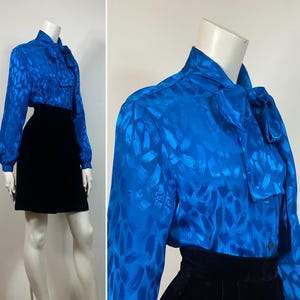 70er 80er Jahre Royalblau Jacquard Print Krawattenbluse