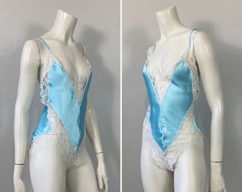 Lingerie nounours en satin bleu vintage | Bordure en dentelle Mme Leslee, grande taille moderne moyenne