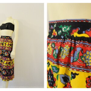 Puede incluir: Una falda vintage colorida con estampado floral en tonos rojos, amarillos, azules, verdes y negros. La falda tiene una cintura fruncida y un cierre de bot&oacute;n.