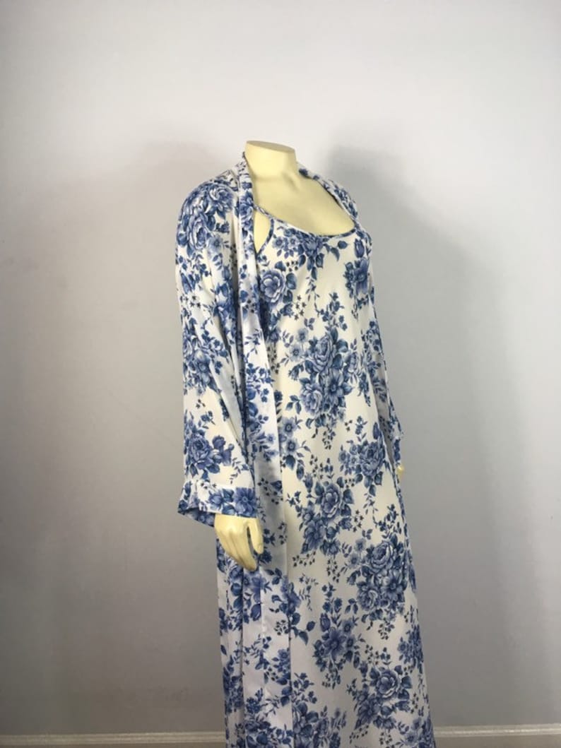 M Gold Crown Victoria/'s Secret Blue and White Floral Negligee Robe S RARE 70s 80s Vintage Victoria/'s Secret Nightgown /& Robe Set