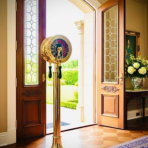Può includere: Un telegrafo di nave in ottone e nero si trova in una porta. Il telegrafo ha un quadrante circolare con segni rossi, blu e bianchi. Le porte sono in legno scuro con pannelli di vetro. Una composizione floreale è su un tavolo.