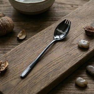 Op de afbeelding: Een set van drie keramische mokken met een gespikkelde, matte afwerking. De mokken zijn in crème, lichtgrijs en donkergrijs. Elke mok heeft een eenvoudig, minimalistisch ontwerp, perfect voor koffie of thee.