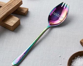 Gepersonaliseerde gegraveerde spork, roestvrijstalen dessertlepelvork, campingbestek, regenboogafwerking
