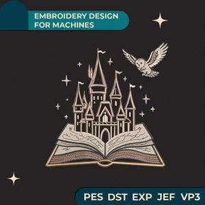 Può includere: Un disegno da ricamo per macchine raffigurante un libro aperto con un castello che emerge dalle pagine, accompagnato da un gufo in volo e stelle. Il testo EMBROIDERY DESIGN FOR MACHINES e PES DST EXP JEF VP3 è visibile.