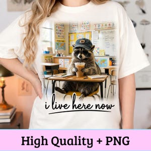 Lustiger Waschbär-Lehrer PNG, ich lebe jetzt hier, Lehrer-Mama-Shirt PNG, zurück zum Schulunterricht, Grundschule, passende Dozenten-Hemden.