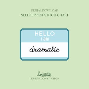 Schemat haftu krzyżykowego „Hello I Am Dramatic” | Napis na plakietce (plik PDF do pobrania w wersji cyfrowej)
