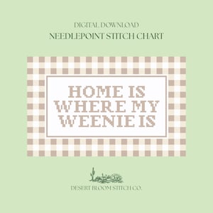 Puede incluir: Un gráfico digital de punto de aguja con un borde de cuadros vichy beige y blanco que rodea el texto HOME IS WHERE MY WEENIE IS en una fuente pixelada. El diseño incluye el texto DIGITAL DOWNLOAD y DESERT BLOOM STITCH CO.