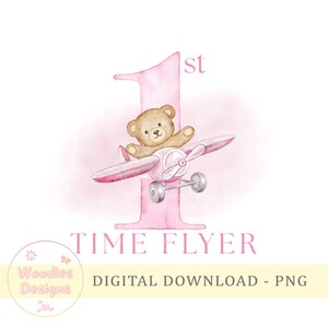 Könnte beinhalten: Aquarell-Illustration mit einem Teddybären in einem rosa Flugzeug, mit der Zahl "1." und dem Text "TIME FLYER". Das Design ist in sanften Rosatönen gehalten, ideal für den ersten Geburtstag eines Babys. Der Text "DIGITAL DOWNLOAD - PNG" ist ebenfalls enthalten.