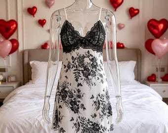 Vestido lencero corto de encaje floral personalizable - Elegante camisón para citas románticas y ocasiones informales.