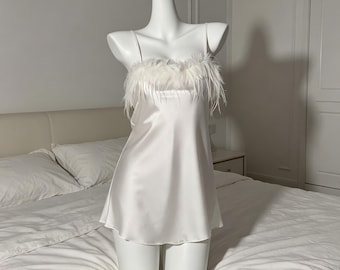 Personalizzazione, sottoveste bianca con finiture in piume, abito da notte in raso senza schienale, lingerie romantica per la notte