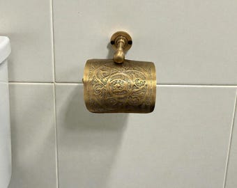 Portarrollos de papel higiénico de latón artesanal con acabado en bronce antiguo grabado. Herrajes de baño vintage marroquíes.
