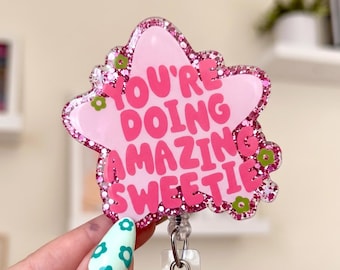 Porta credenciales "Lo estás haciendo increíble, cariño", portatarjetas de identificación con estrella rosa, clip para credenciales con mensaje divertido, regalo original de cultura pop para enfermeras, insignia con purpurina.