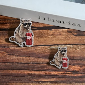 Lustiger Waschbär Acryl Pin mit Getränkedose, süße Tier Brosche, Kawaii Trash Panda Pin, Jacke Rucksack Pin, Einzigartige Geschenkidee