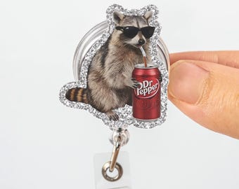 Portatarjetas retráctil Dr Pepperr con diseño de mapache, clip con humor sobre la cafeína.