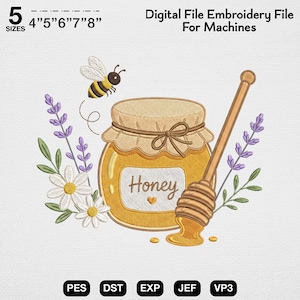 Puede incluir: Un archivo de bordado digital con un tarro de miel con tapa beige, un cazo de madera, una abeja, ramas de lavanda y margaritas blancas. El tarro tiene una etiqueta con el texto Honey y un pequeño corazón. Incluye 5 tamaños: 4, 5, 6, 7 y 8 pulgadas.