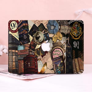 Op de afbeelding: Een laptop skin met een collage-ontwerp geïnspireerd op de Harry Potter-serie. Het ontwerp bevat afbeeldingen van Hogwarts, Platform 9 3/4, boeken en andere herkenbare elementen. De skin is ontworpen voor een laptop.