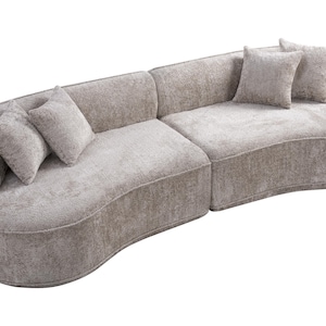Puede incluir: Un sof&aacute; seccional curvo en color beige neutro. El sof&aacute; tiene una tela suave y texturizada e incluye tres cojines a juego. El dise&ntilde;o presenta bordes redondeados y una est&eacute;tica moderna, adecuado para una sala de estar.