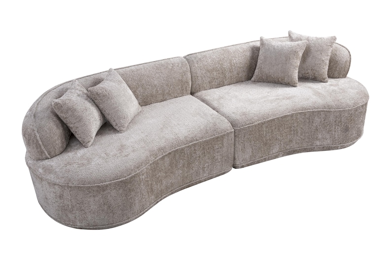Puede incluir: Un sof&aacute; seccional curvo en color beige neutro. El sof&aacute; tiene una tela suave y texturizada e incluye tres cojines a juego. El dise&ntilde;o presenta bordes redondeados y una est&eacute;tica moderna, adecuado para una sala de estar.