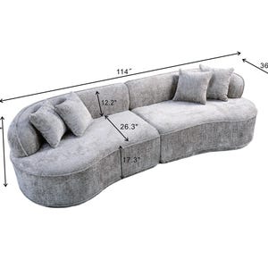 Puede incluir: Un sof&aacute; curvo gris claro con cuatro cojines a juego. El sof&aacute; mide 290 cm de largo, 93 cm de profundidad y 71 cm de alto. La profundidad del asiento es de 67 cm y la altura del asiento es de 44 cm.