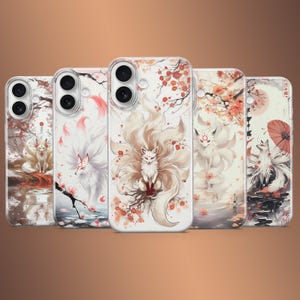 Pode incluir: Uma coleção de cinco capas de telemóvel com um design de inspiração japonesa. Cada capa apresenta uma raposa branca com várias caudas, rodeada por flores de cerejeira e uma paisagem serena. A paleta de cores inclui tons de branco, vermelho e castanho.