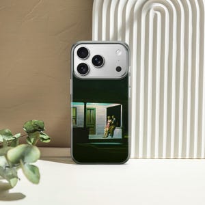 Könnte beinhalten: Eine transparente Handyhülle mit einem berühmten Gemälde eines Paares, das nachts in einer Tür sitzt. Das Kunstwerk ist vor einem dunkelgrünen Hintergrund. Die Handyhülle liegt auf einer weißen Oberfläche.