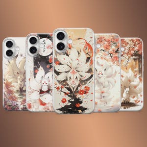 Pode incluir: Cinco capas de telefone com um design de raposa. As capas apresentam uma raposa branca com várias caudas, em um cenário de flores de cerejeira e arte em estilo japonês. A paleta de cores inclui branco, vermelho e marrom.
