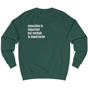 La educación es importante, pero el fútbol es aún más importante. Sudadera con cuello redondo minimalista divertida.