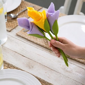 Può includere: Un set di tre tazze in ceramica con finitura opaca e macchiettata. Le tazze sono nei toni crema, grigio chiaro e grigio scuro. Ogni tazza ha un design semplice e minimalista, perfetto per caffè o tè.