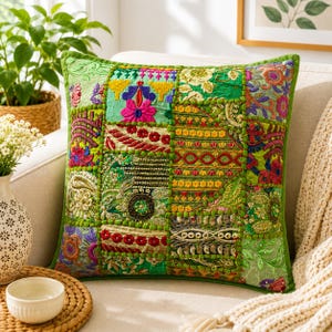 Funda de cojín de patchwork verde de 16x16 pulgadas / Funda de almohada bordada hecha a mano en la India