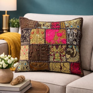 Funda de cojín de patchwork marrón oscuro hecha a mano con bordado multicolor y dorado